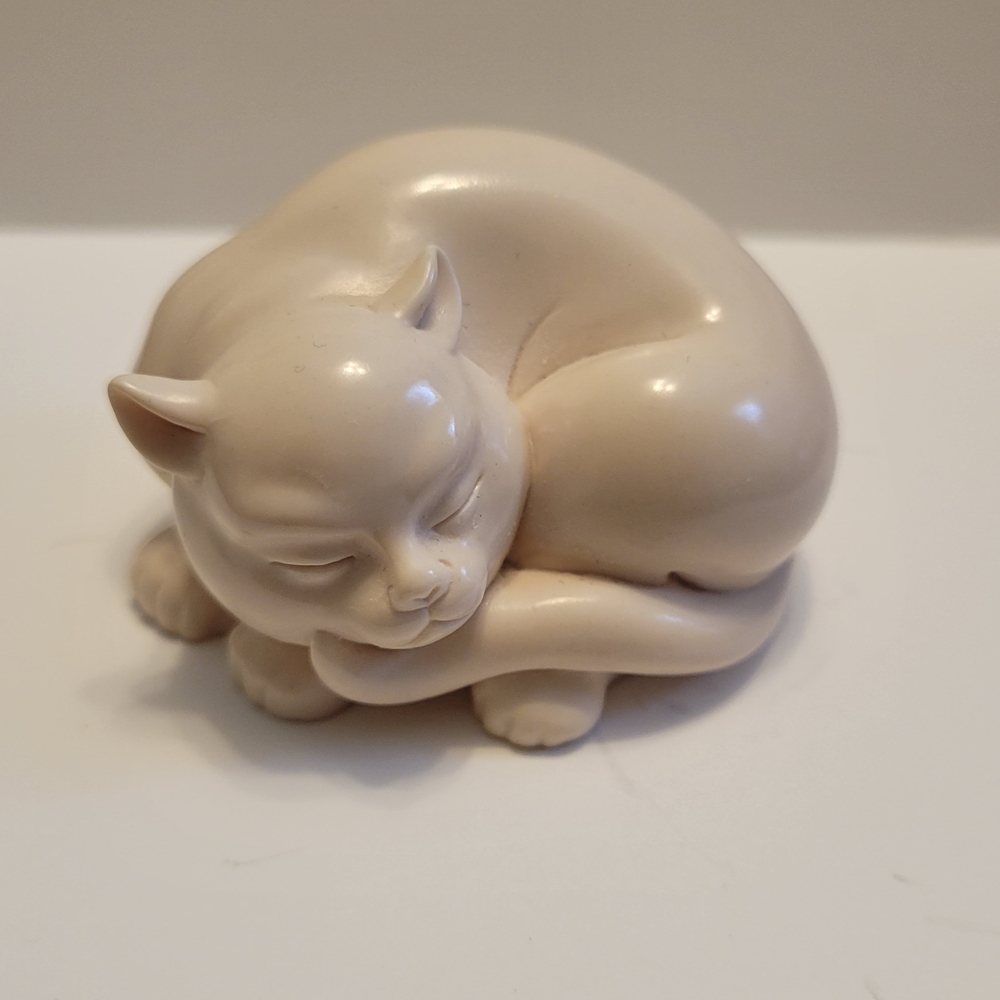 Franklin Mint Cream Ceramic Cat Figurine Vtg 1986